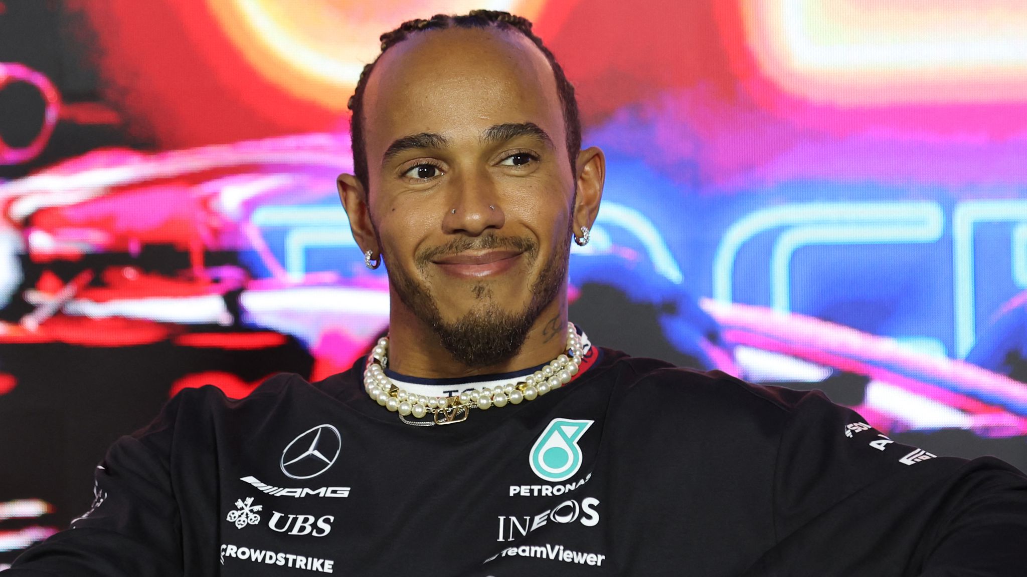 “I don’t think Lewis will get the same attention at Ferrari” : Bernie Ecclestone